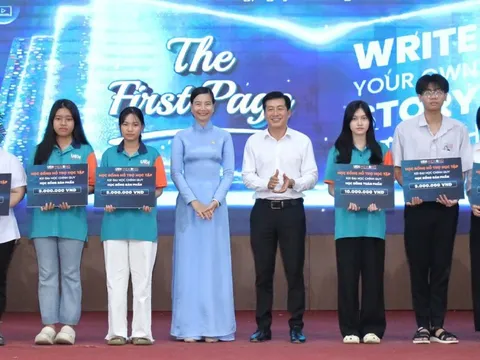 Đại học Kinh tế TP.HCM trao học bổng, bạn đọc tặng 23 triệu đồng cho nam SV làm thêm từ 3h sáng