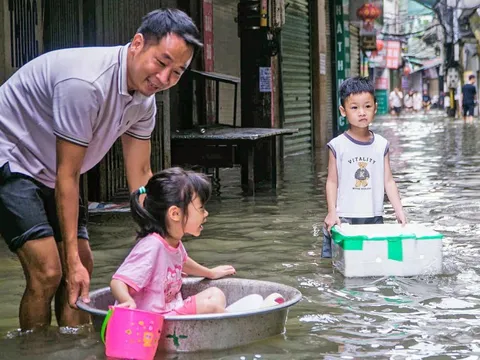 Hà Nội ngớt mưa, nhiều trường cho học sinh đi học lại, một số trường vẫn học online
