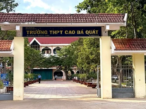 Miễn nhiệm hiệu trưởng cho học sinh lớp 12 'tự nguyện nghỉ học'