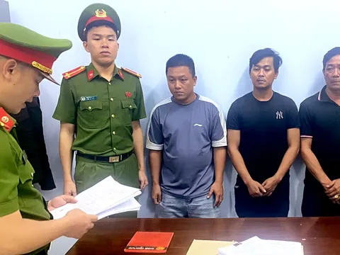 Tạm giữ 3 người trong vụ chặn đầu xe khách tại trạm thu phí