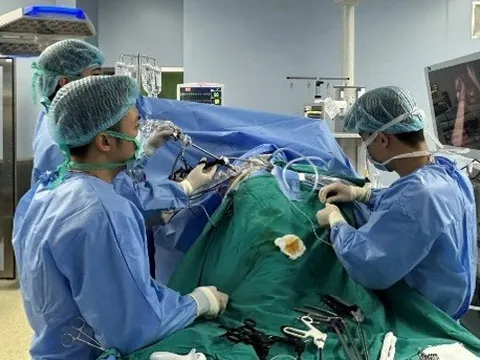 Ca mổ đặc biệt: Bác sĩ mổ lấy thận ra ngoài 'sửa chữa', rồi ghép lại cho người bệnh