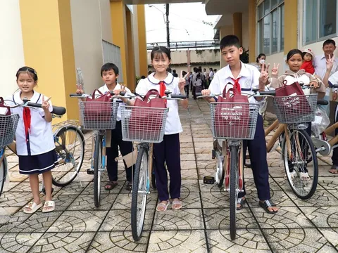 Có xe đạp mới, 200 học sinh Đồng Tháp đến trường bớt cực hơn