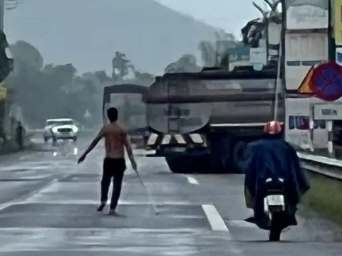 Khống chế thanh niên ngáo đá cầm thanh sắt 'múa võ' la hét giữa đường