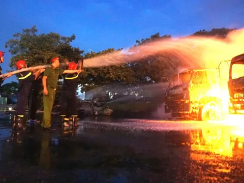 Cháy xe bồn chở xăng dầu, khói lửa bốc lên ngùn ngụt