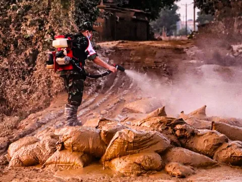 Quân y đến từng nhà, từng lớp học phun khử khuẩn, khám bệnh cho người dân vùng lũ