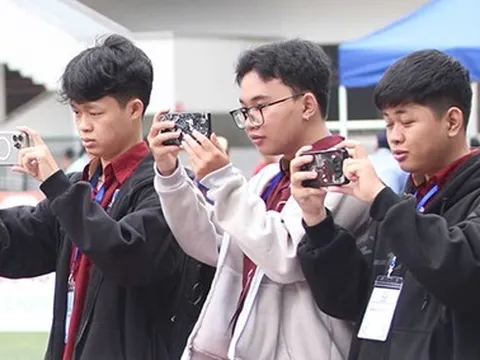 Sinh viên tập làm phóng viên ảnh tại giải bóng đá công nhân