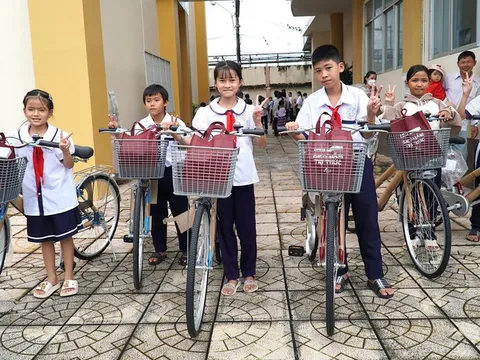 'Gieo mầm tri thức' cho học sinh khó khăn