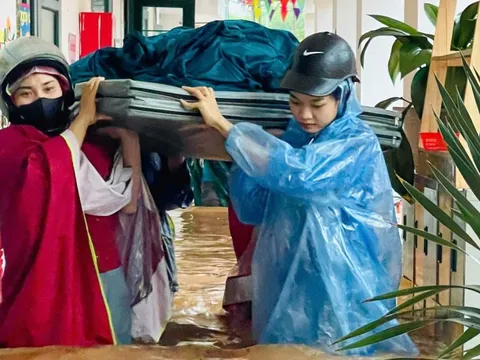 Bắc Ninh nước rút, các cô vớt vát ít học cụ chìm trong bùn