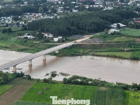 Cầu hơn 120 tỷ xây xong nằm ‘phơi nắng mưa’ chờ… 3 hộ dân