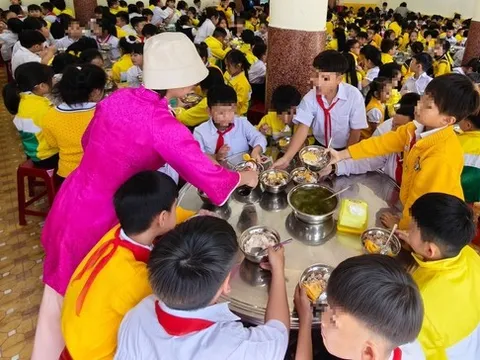 Gia hạn việc tạm đình chỉ hiệu trưởng tại Đà Lạt liên quan vụ 'thực phẩm bẩn'