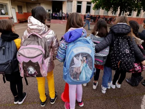 Pháp tranh cãi chuyện cha mẹ gắn thiết bị định vị vào cặp đi học của con