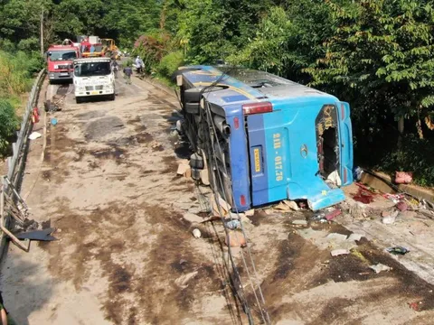 Công an thông tin nguyên nhân vụ lật xe khách làm 3 người chết