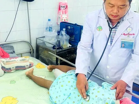 Bé gái trượt patin ngã 'bật ngửa', hai năm sau suýt liệt tứ chi