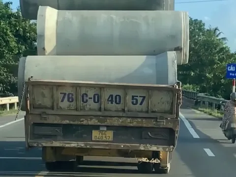 Phạt tài xế xe tải 20 triệu vì chở cống bê tông 'chênh vênh' trên đường