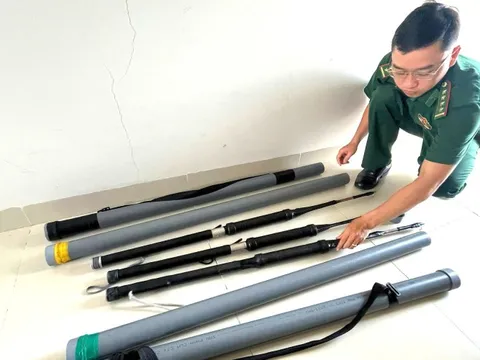 Tàng trữ súng kích điện để đánh bắt hải sản trái phép trong vịnh Nha Trang