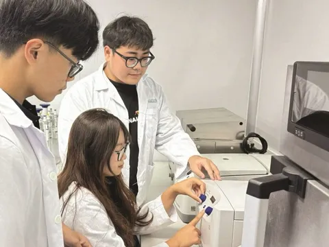 Sinh viên làm pin từ bã cà phê