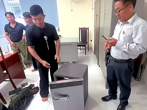 Mở két sắt tại nhà Ngân 98, công an thu giữ 80 sổ đỏ và nhiều sổ tiết kiệm