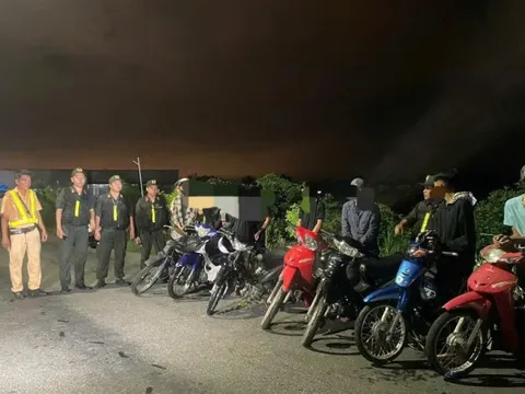 Khởi tố 10 quái xế tụ tập tham gia đua xe trái phép vào rạng sáng