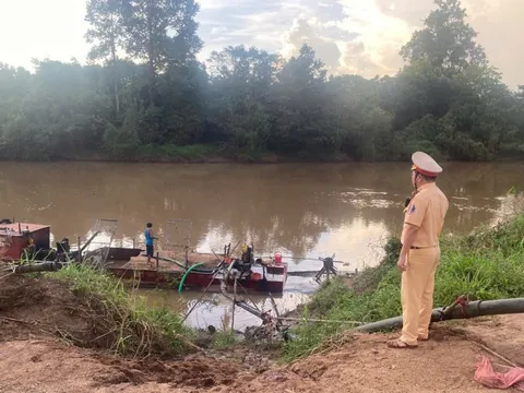 Dùng tàu hết kiểm định 5 năm, khai thác hàng trăm mét khối cát