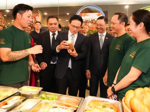 Quốc vụ khanh Bộ Quốc phòng Singapore: Chuyến đi chưa trọn vẹn nếu tôi chưa thưởng thức tô phở ngon