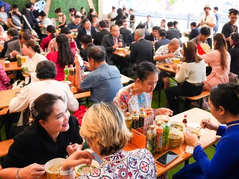Vietnam Phở Festival vừa khai mạc: Phở cháy hàng, bún bò Huế và bánh mì chẳng kém