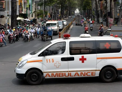 Vụ mẹ hấp hối, con bị xe cấp cứu 'chém' 2,4 triệu: Trường hợp nào được BHYT chi trả tiền xe cấp cứu?