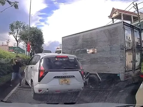 Công an làm việc với tài xế cầm cây sắt đập bể kính ô tô khi mâu thuẫn trên đường