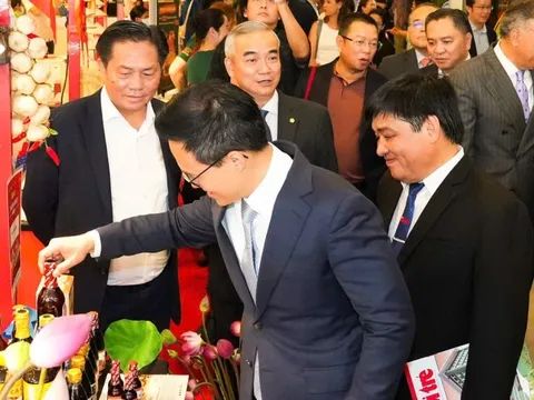 Quan khách Việt Nam và Singapore thưởng thức phở nóng thơm lừng tại Vietnam Phở Festival