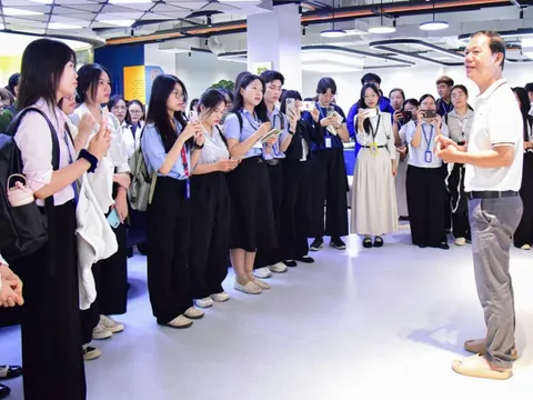 Sinh viên Trường ĐH Sư phạm TP.HCM tìm hiểu quy trình làm báo tại báo Tuổi Trẻ