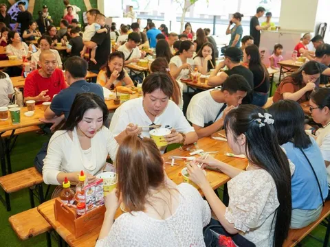 Người Singapore xếp hàng ở Vietnam Phở Festival: Hôm qua đã đông, nay càng đông hơn