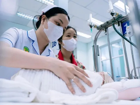 Trẻ mắc bệnh hô hấp tăng, 9 y bác sĩ xuyên đêm chăm gần 200 bệnh nhi