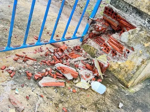 Sét đánh trúng cổng trường ở Quảng Ngãi, may mắn học sinh vừa vào lớp