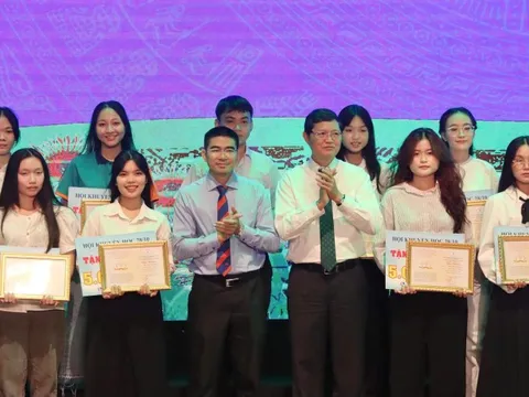 Hơn 700 học sinh, sinh viên là con của người lao động ngành cao su nhận học bổng