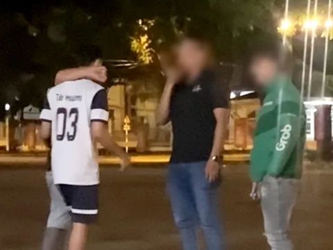 Công an mời người đánh và bắt một thanh niên quỳ giữa đường làm việc