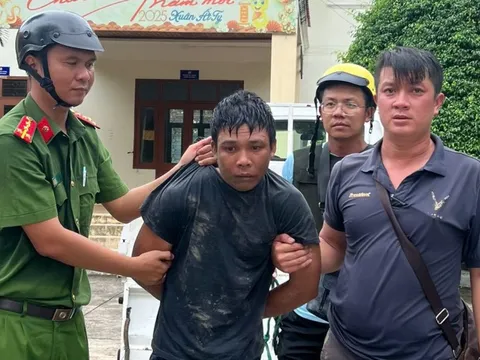 Bắt thanh niên chém người, chém luôn cán bộ an ninh trật tự