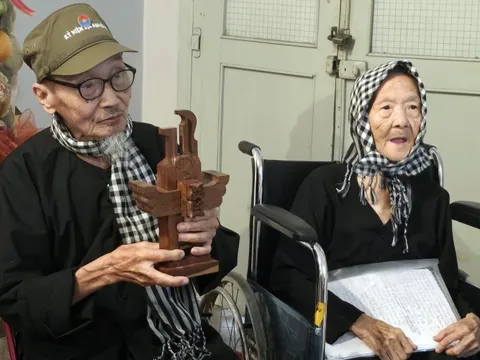 Nhà điêu khắc 91 tuổi tham gia triển lãm mỹ thuật