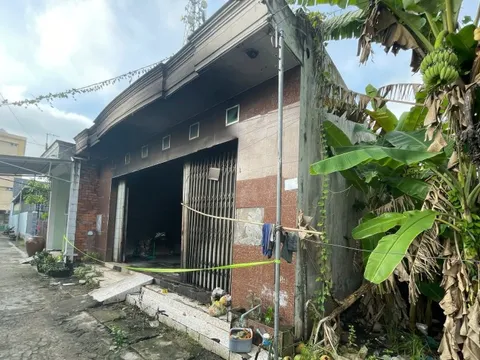 Đôi nam nữ đang ngủ trong nhà bị người đàn ông buộc cửa rồi đổ xăng đốt nhà