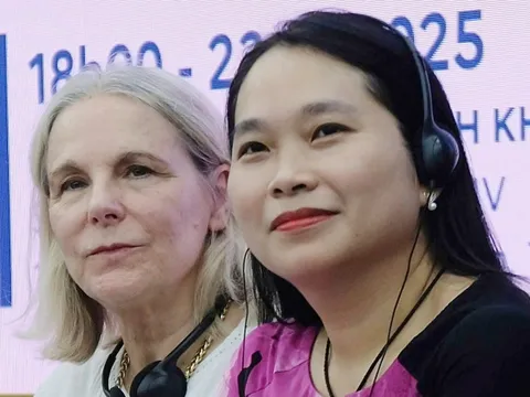 Phụ nữ khi viết văn 'tự ăn' mình?