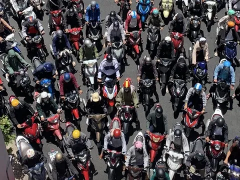 Trường muốn giờ học từ 6h30, kéo dài tiết học, SV tranh cãi 'ăn sáng và làm thêm kiểu gì?'