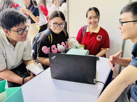 Học sinh phổ thông tham gia ngày hội việc làm ở đại học