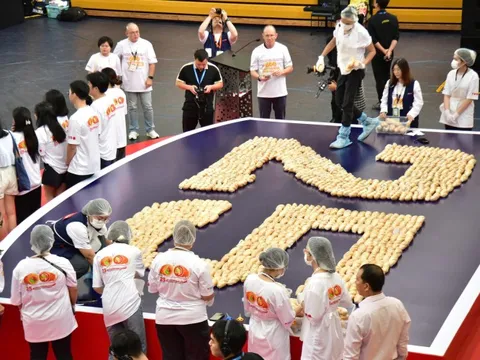 Xác lập kỷ lục Guinness xếp 631 ổ bánh mì kẹp thịt thành số lớn nhất thế giới