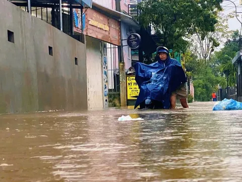 Huế cho học sinh toàn thành phố nghỉ học trong ngày 27-10 do mưa lớn
