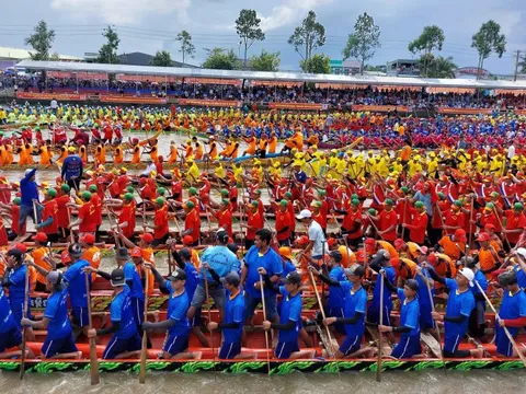 Tạm dừng tàu ghe qua lại sông Maspéro để phục vụ giải đua ghe Ngo