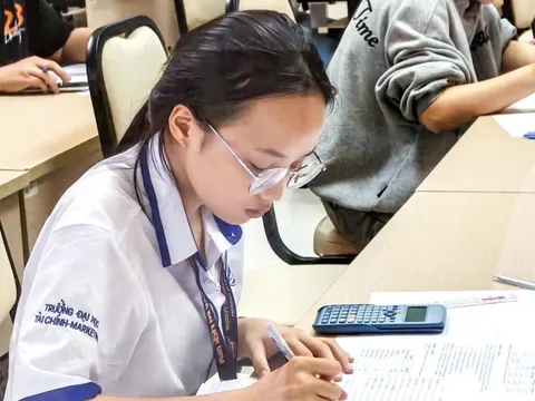 Thầy giáo ẩn danh cho sinh viên mượn 15 triệu nhập học thành 'người cha hiền giữa đời thường'