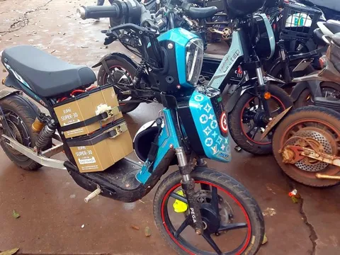 Lo học sinh đi xe đạp điện không đội nón bảo hiểm, lại còn nhấn hết ga