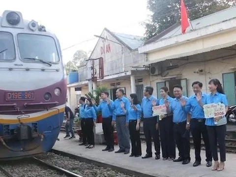 Hỗ trợ vé máy bay, vé tàu cho người lao động khó khăn về quê đón Tết