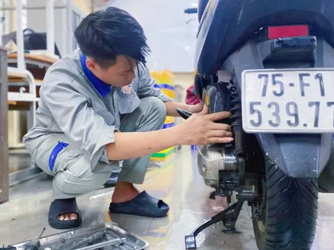 Sinh viên Đà Nẵng ra Huế sửa xe miễn phí cho bà con vùng lũ