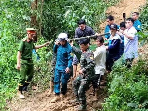 Nghẹt thở cuộc băng rừng, vượt sạt lở đưa sản phụ bị tiền sản giật đi mổ cấp cứu
