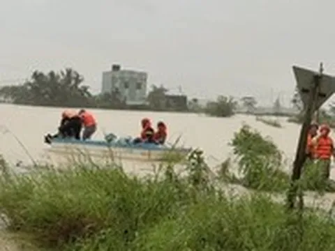 Các nhà mạng vượt nước xiết ‘cứu sóng’ trong lũ miền Trung