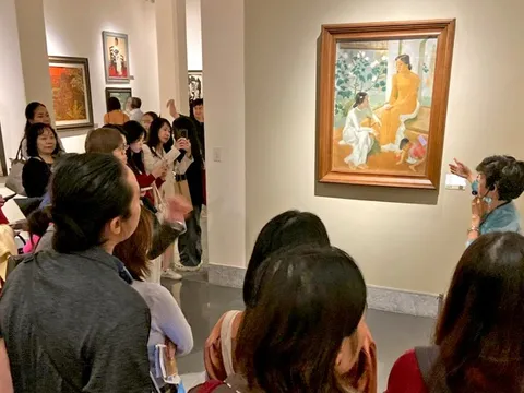 'Đêm bảo tàng' có gì mà hấp dẫn hàng trăm bạn trẻ đội mưa lạnh đến xem?